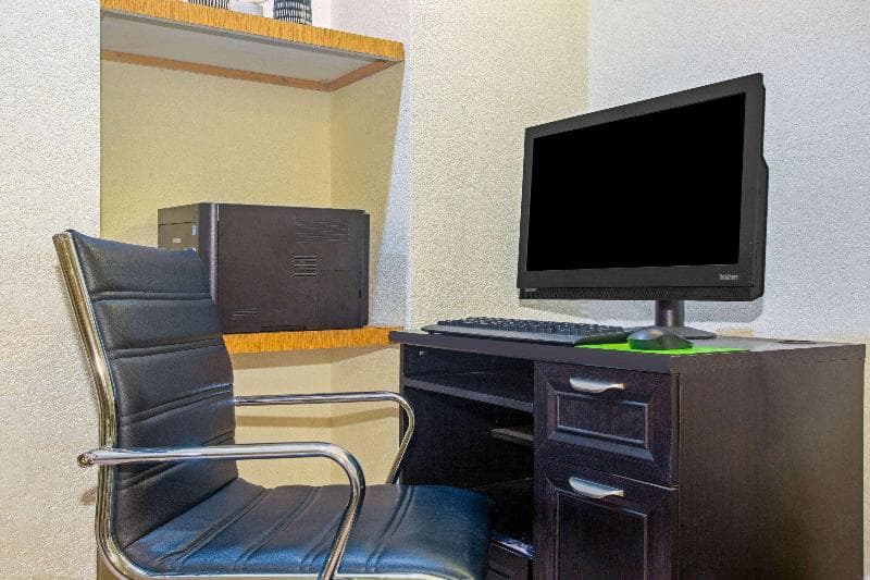La Quinta Inn by Wyndham Victoria photo 1