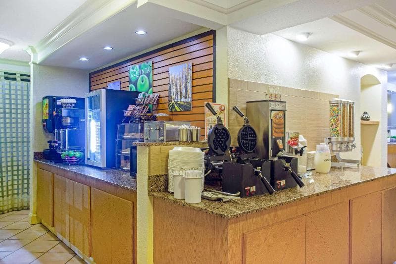 La Quinta Inn by Wyndham Victoria 2