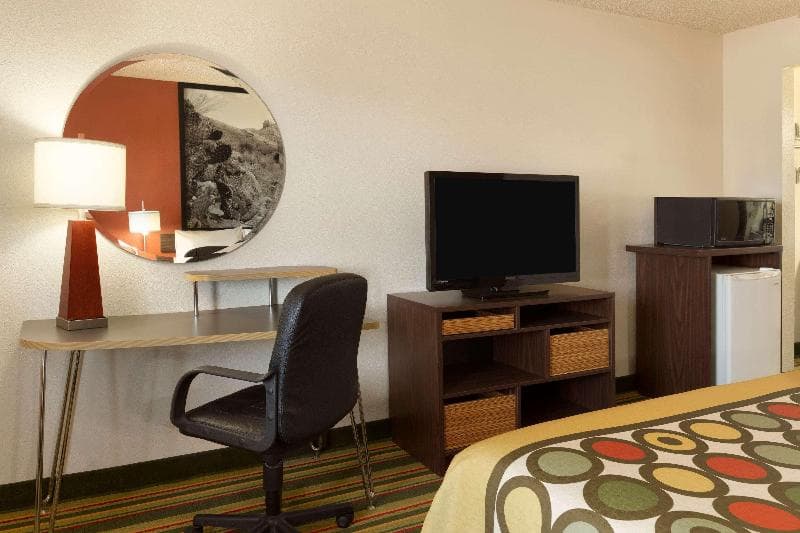 Super 8 by Wyndham Woodward 3