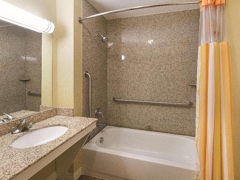 La Quinta Inn & Suites by Wyndham Waxahachie 5