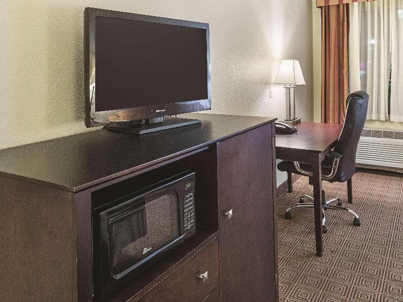 La Quinta Inn & Suites by Wyndham Waxahachie 4