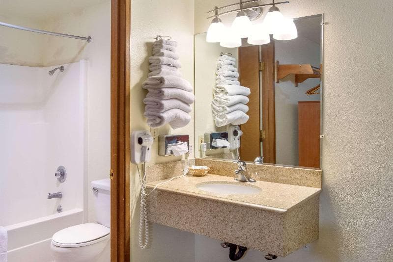 Super 8 by Wyndham Vancouver East 4