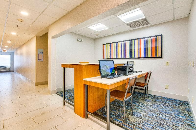 Holiday Inn Express Vincennes 2