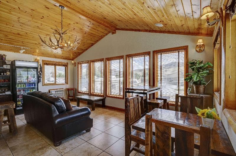 Super 8 by Wyndham Gardiner/Yellowstone Park Area 4