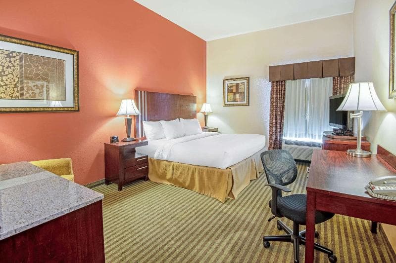 La Quinta Inn & Suites by Wyndham Woodward 4