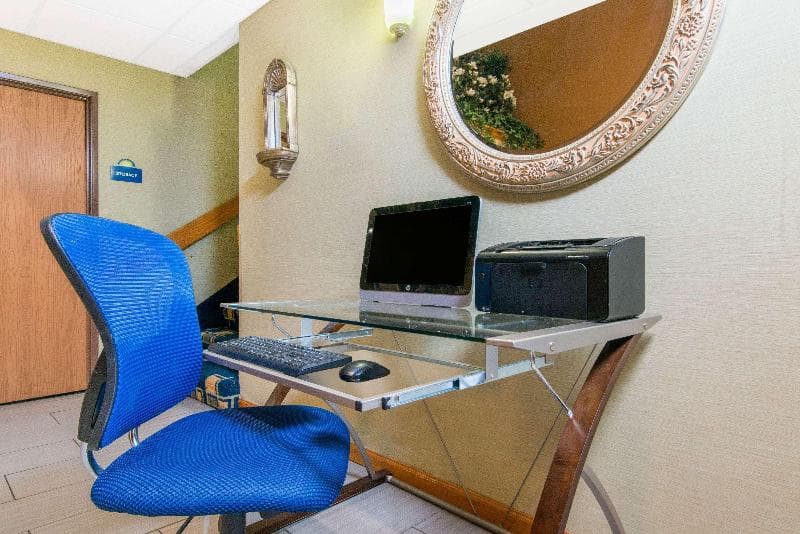 Days Inn & Suites By Wyndham Wichita 1