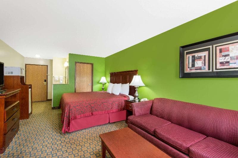 Days Inn & Suites By Wyndham Wichita 4