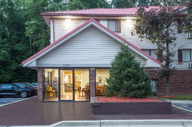 Super 8 By Wyndham Waldorf 2