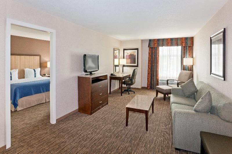 Holiday Inn & Suites Surrey East - Cloverdale photo 1