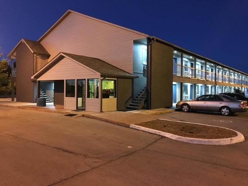 Econo Lodge Inn & Suites 4