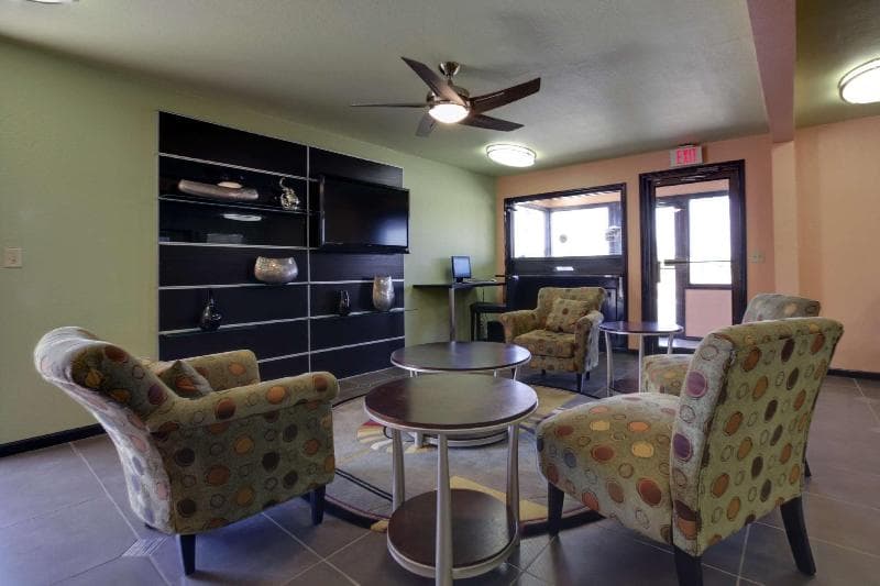 Econo Lodge Inn & Suites main