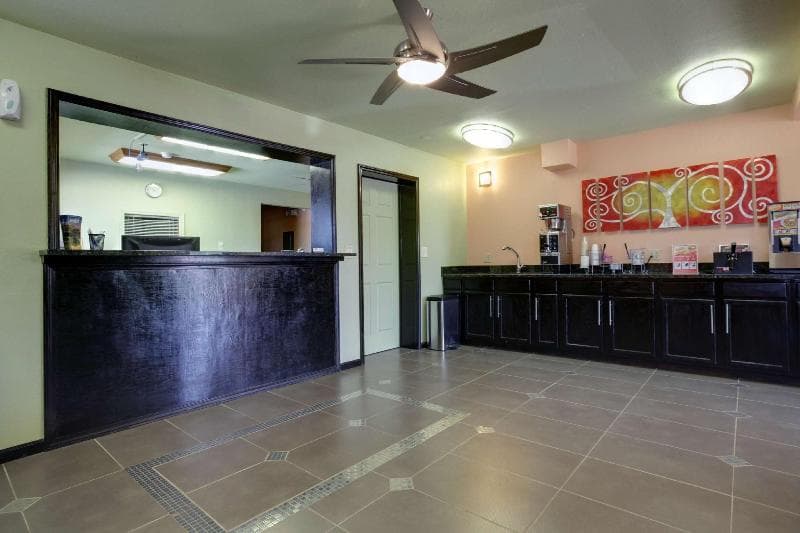 Econo Lodge Inn & Suites photo 1
