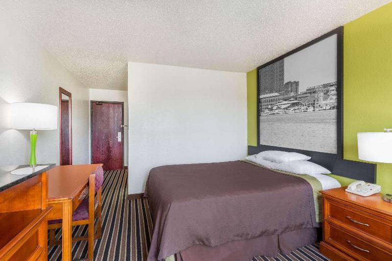 Super 8 By Wyndham South Boston photo 1