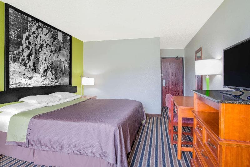 Super 8 By Wyndham South Boston 5