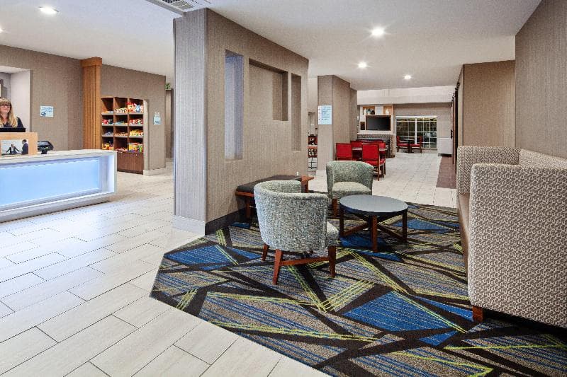 Holiday Inn Express & Suites Tulare 2