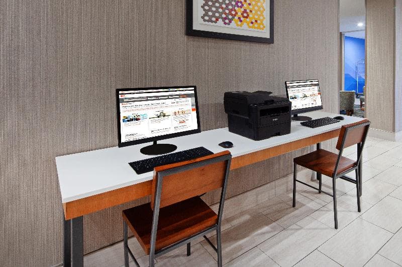 Holiday Inn Express & Suites Tulare 3