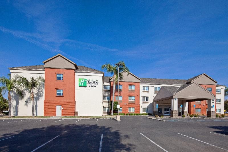 Holiday Inn Express & Suites Tulare photo 1