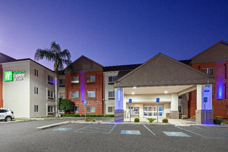 Holiday Inn Express & Suites Tulare 5