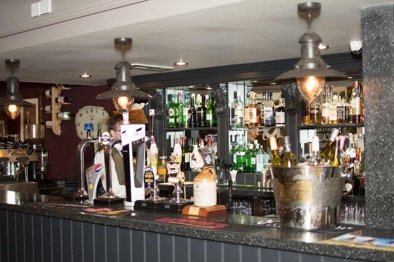 The Dewdrop Inn 4