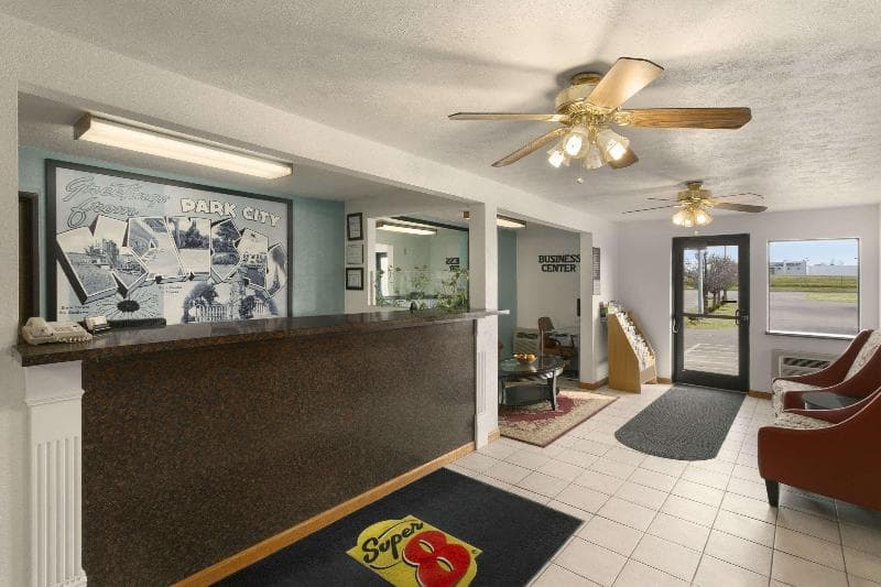 Super 8 by Wyndham Park City/North Wichita Area 4