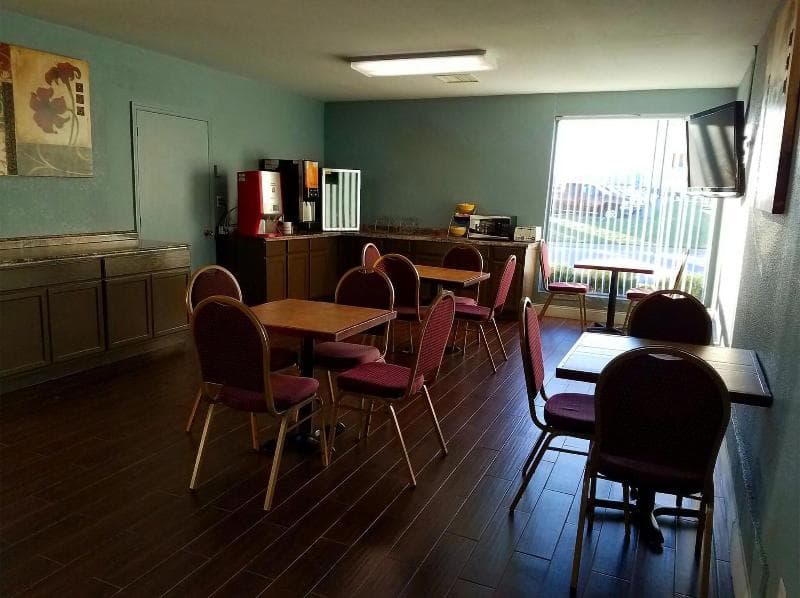 Days Inn & Suites By Wyndham Wichita East 4