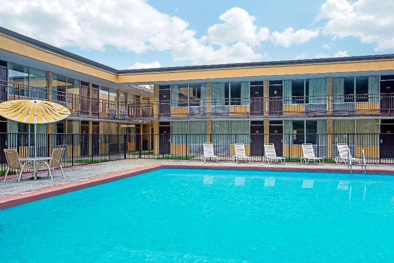 Days Inn By Wyndham Bristol Parkway 4