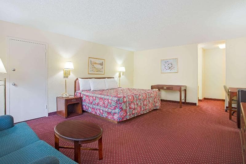 Days Inn By Wyndham Bristol Parkway photo 1