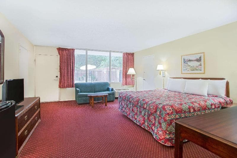 Days Inn By Wyndham Bristol Parkway 2