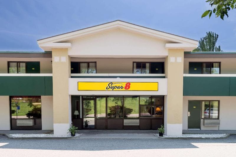 Super 8 by Wyndham White River Junction photo 1