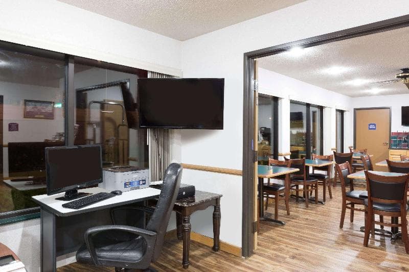 Howard Johnson By Wyndham Wichita Airport photo 1