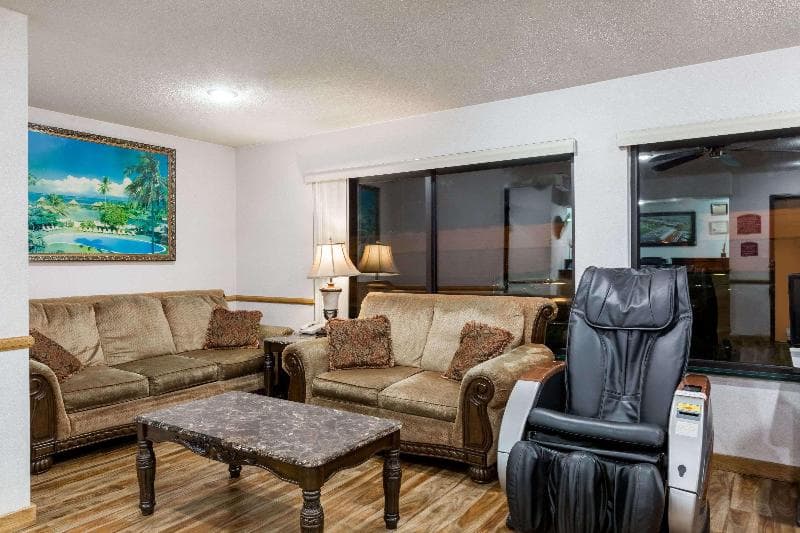 Howard Johnson By Wyndham Wichita Airport 5