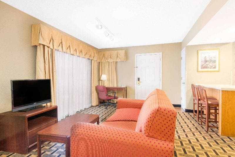 Hawthorn Suites by Wyndham Wichita East 4