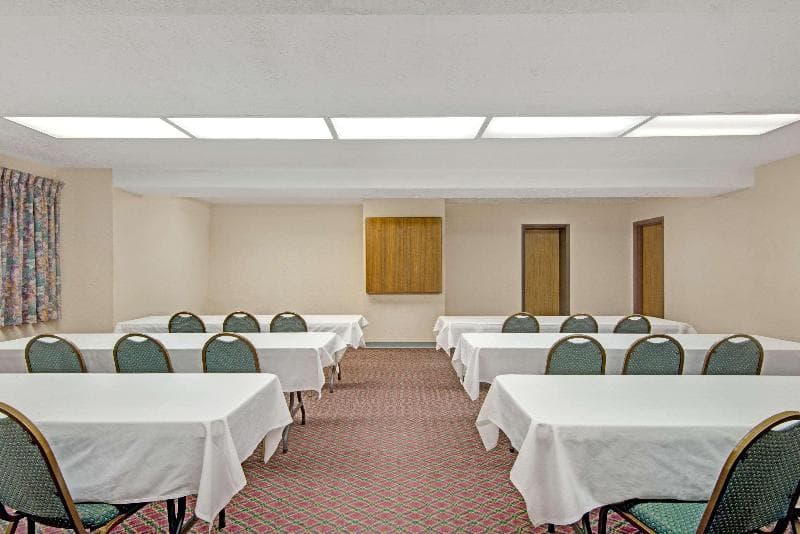 Days Inn by Wyndham Washington 4