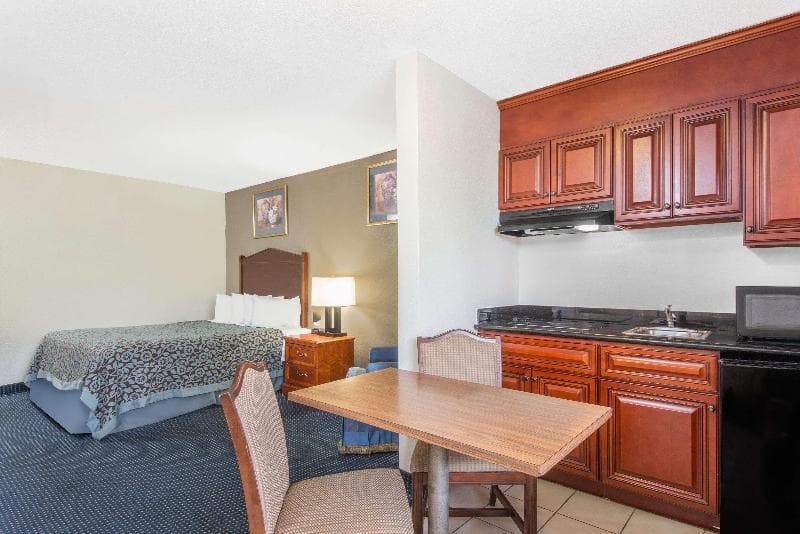 Days Inn By Wyndham Arlington Pentagon 4