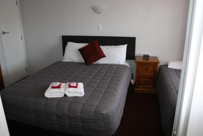 Burgundy Rose Motel 5