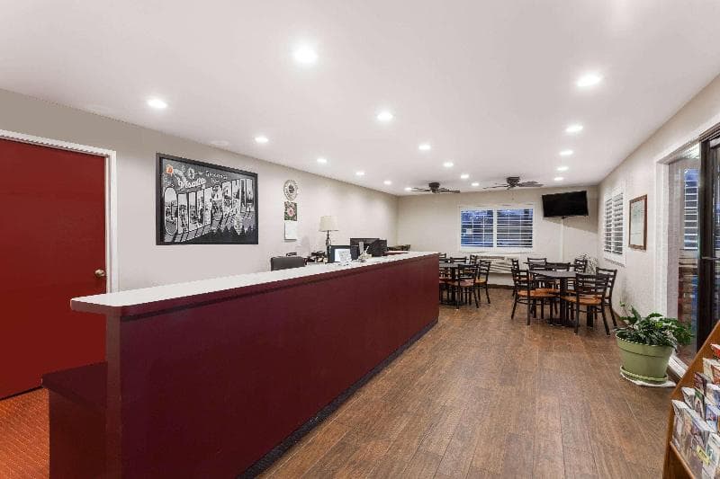 Super 8 By Wyndham Visalia 4