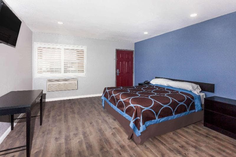 Super 8 By Wyndham Visalia photo 1