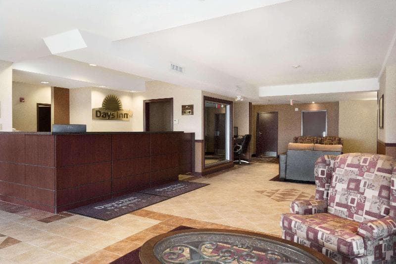 Days Inn & Suites by Wyndham Langley 4