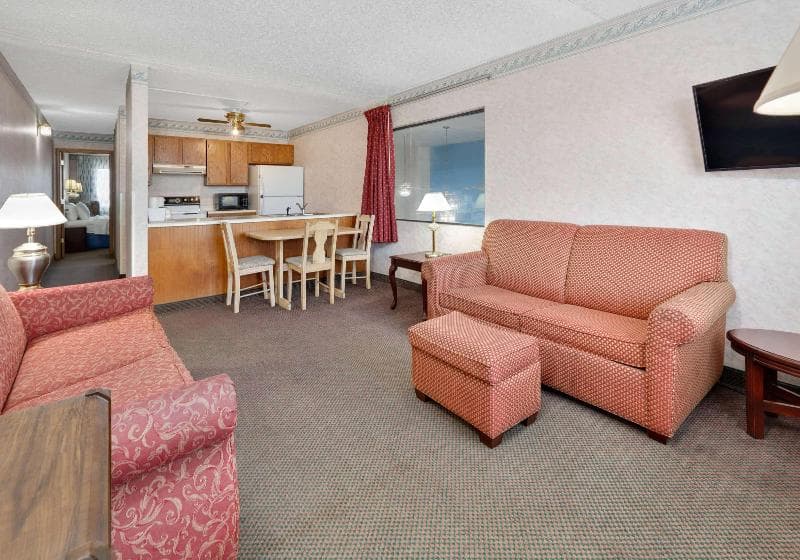 Days Inn & Suites By Wyndham Bentonville 2