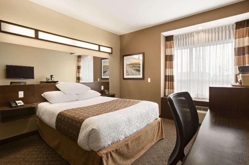 Microtel Inn & Suites by Wyndham Blackfalds Red Deer North 5