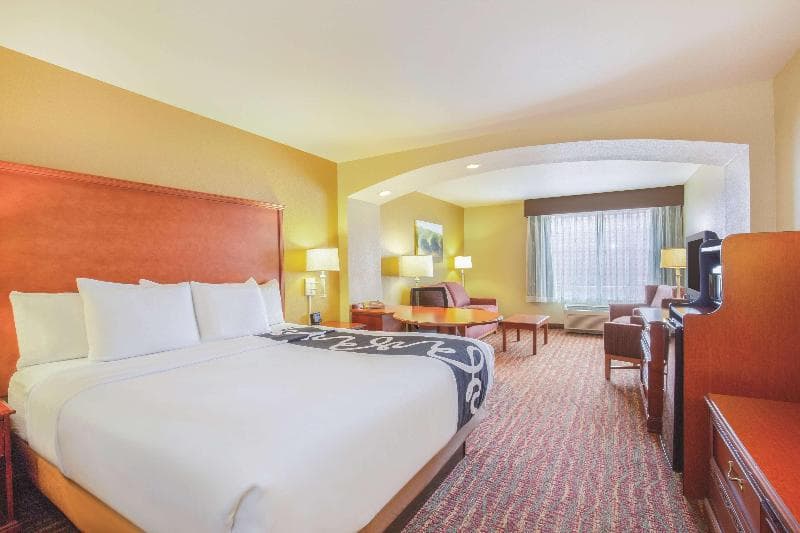 La Quinta Inn & Suites by Wyndham Bentonville 5