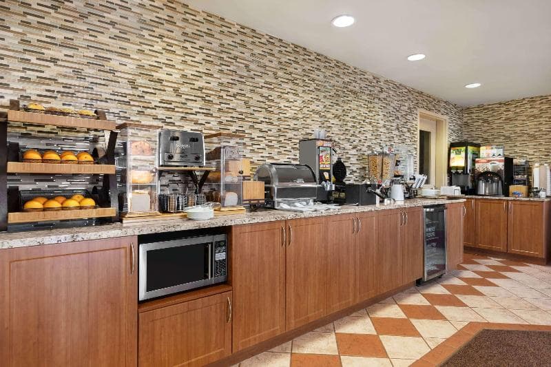 Days Inn & Suites By Wyndham Thompson 3