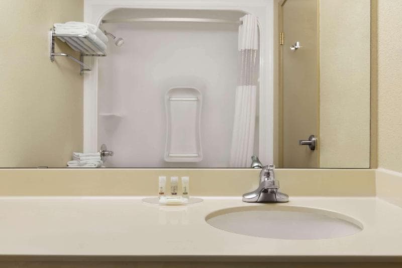 Days Inn & Suites By Wyndham Thompson 5