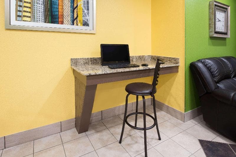 Microtel Inn & Suites By Wyndham Rogers photo 1
