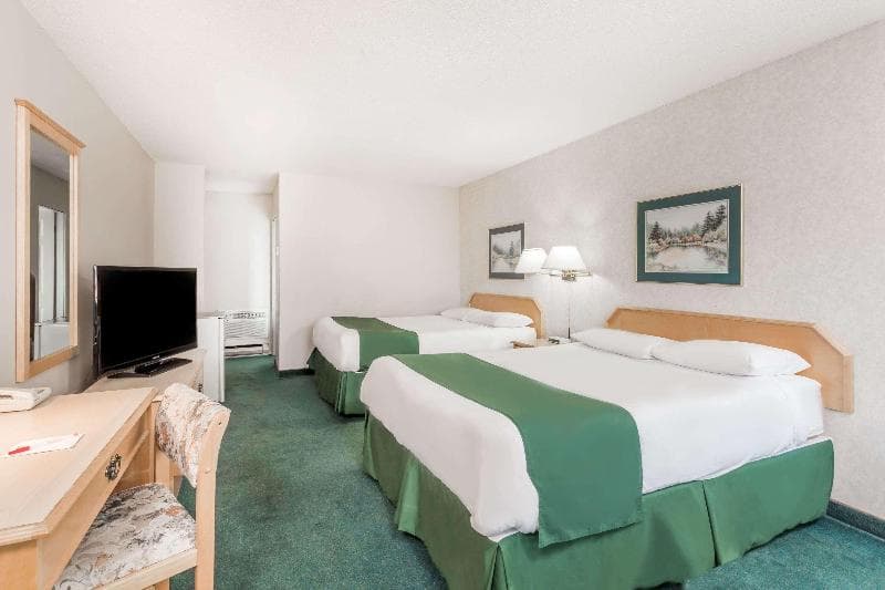 Ramada By Wyndham Quesnel 1