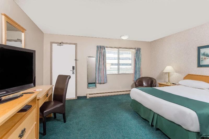 Ramada By Wyndham Quesnel 4