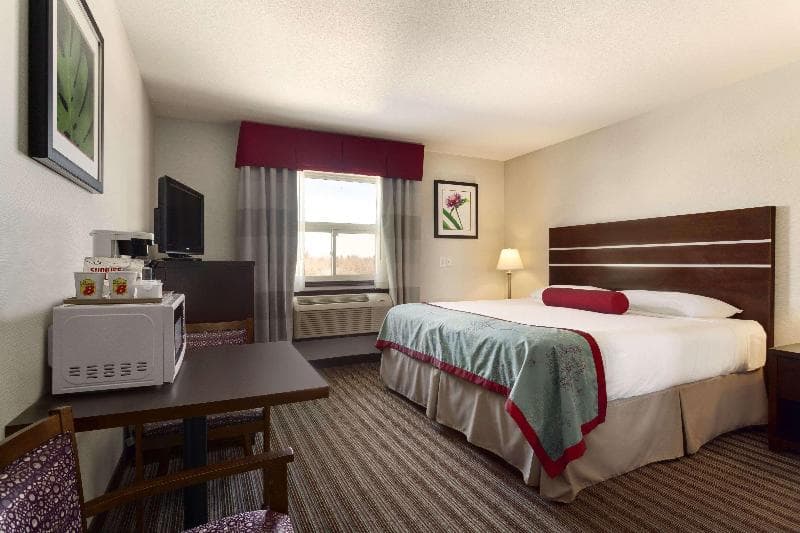 Super 8 By Wyndham Saskatoon Near Downtown 2