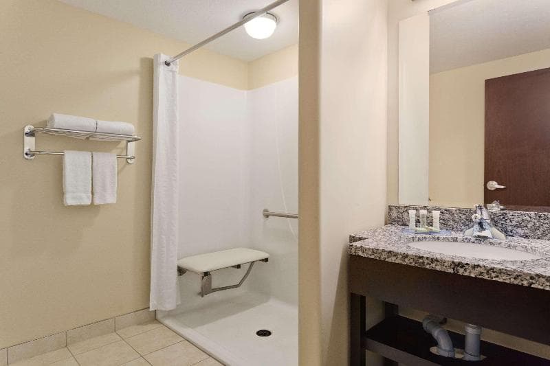 Super 8 By Wyndham Saskatoon Near Downtown 3
