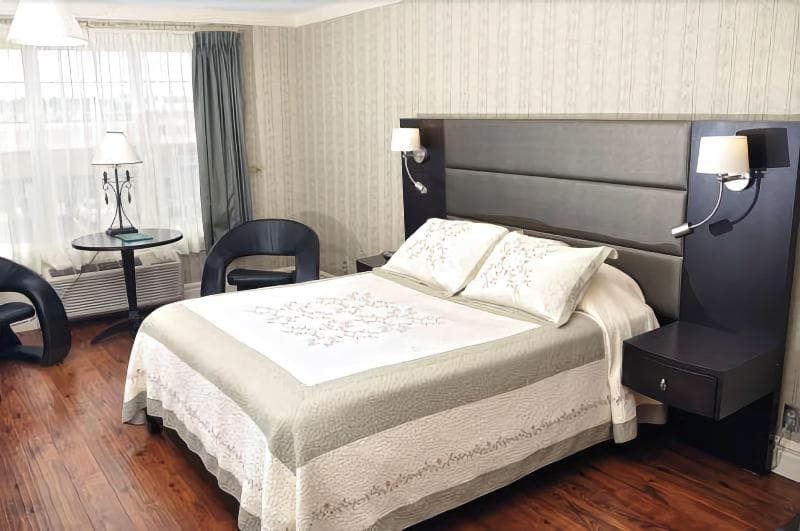 The Claymore Inn & Suites 4