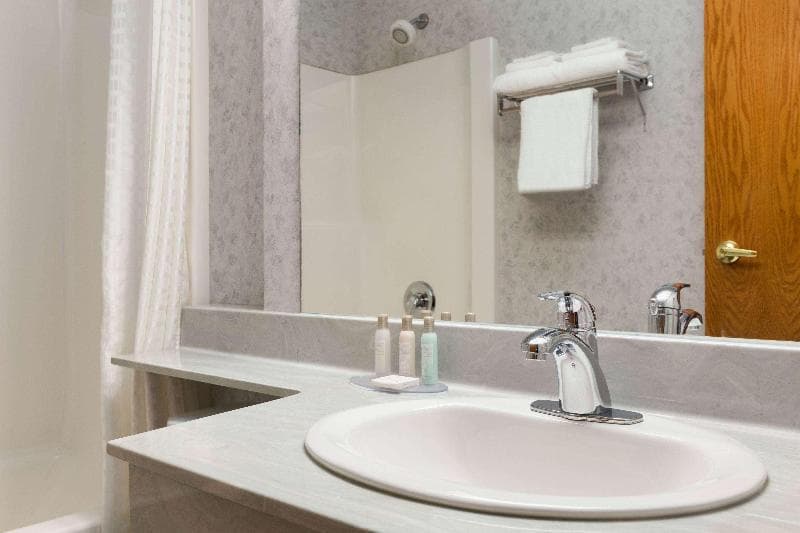 Travelodge By Wyndham Lloydminster 4